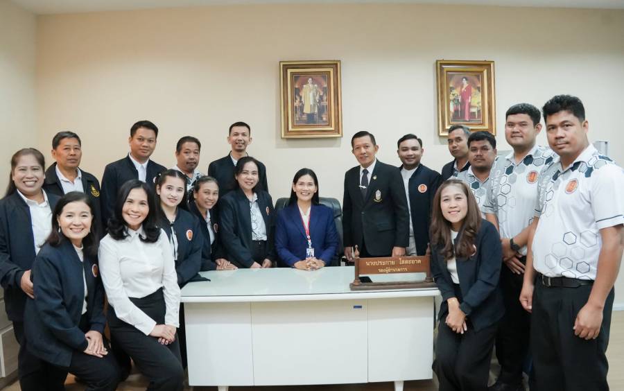 วันที่ 2 ตุลาคม 2569 นายณรงค์  หวังอีน ผู้อำนวยการวิทยาลัยการอาชีพไชยา พร้อมด้วยคณะครู วิทยาลัยการอาชีพไชยา ร่วมแสดงความยินดีกับนางประกาย ใสสะอาด เนื่องในโอกาสย้ายมาดำรงตำแหน่งรองผู้อำนวยการวิทยาลัยพณิชยการธนบุรี โดยมีคณะผู้บริหารและครูหัวหน้าแผนกวิชา วิท